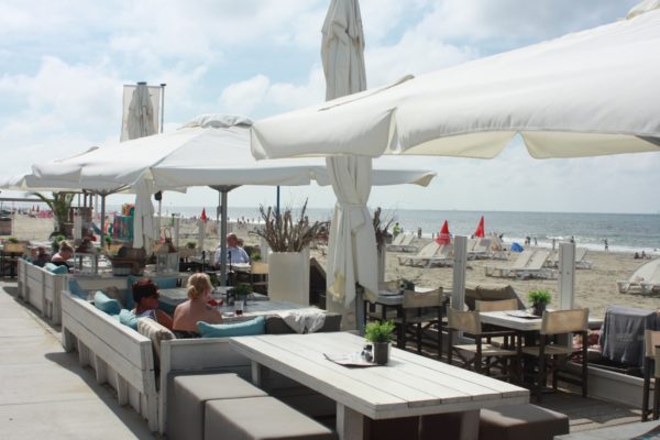 Terras op het strand met parasols