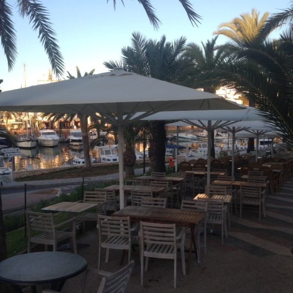 Terras met stoelen en parasols